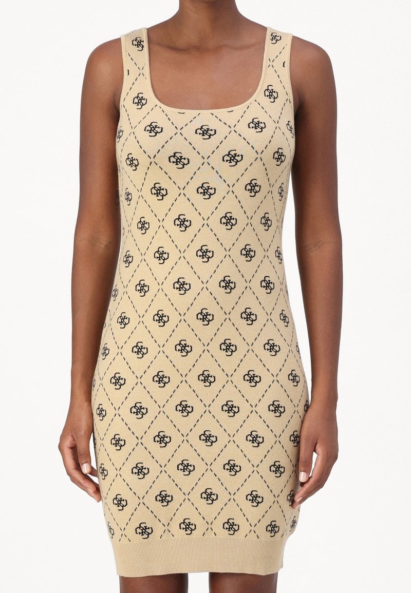 Robe en maille beige sans manches avec motif losange noir et petits motifs de logo entrelacés portée par une personne à la peau foncée.