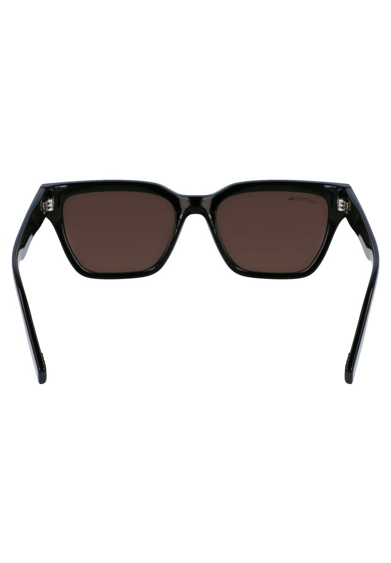 Lunettes de soleil noires avec une monture rectangulaire, verres marron et branches élégantes. Équipées d'accents en métal près des charnières pour un détail supplémentaire.