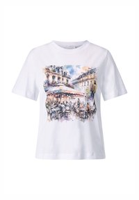 T-shirt en coton blanc avec un imprimé aquarelle coloré représentant une scène de café, avec des tables, des chaises et des bâtiments dans un style européen.