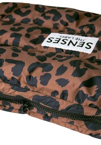 Braune gesteppte Jacke mit schwarzem Leopardenmuster, Reißverschluss und einem weißen Etikett mit dem Schriftzug "SENSES". Weiche Textur.