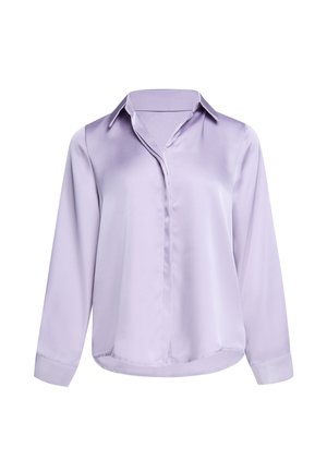 Lyse-lilla satinbluse med lange ærmer, krave og skjulte knapper, vist mod en hvid baggrund.