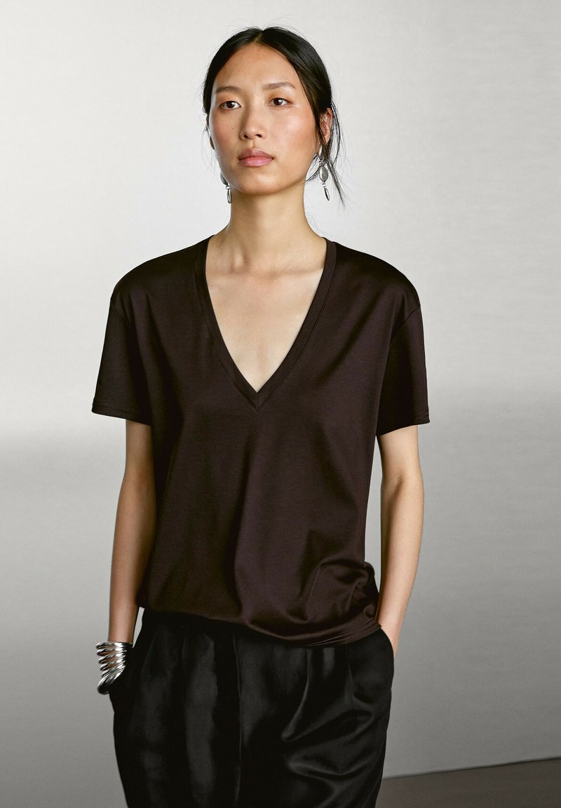 Massimo Dutti - Basic T-shirt - dark brown, Enlarge