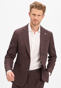 Burgunderfarbene Sakko aus strukturierter Stoff mit Revers, zwei Knöpfen und einer Tasche. Kombiniert mit einem weißen Dresshemd. Maßgeschneidertes Design.