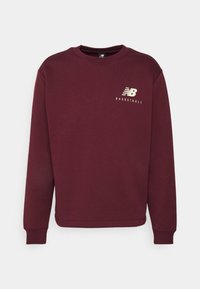 Sudadera de cuello redondo color burdeos con mangas largas que presenta un pequeño logotipo blanco de "NB Basketball" en el lado izquierdo del pecho.