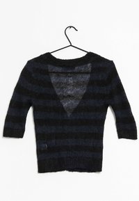 Černý a námořnický pruhovaný pletený svetr s výstřihem do V na zadní straně, třičtvrtinovými rukávy a strukturovaným, volně tkaným designem.