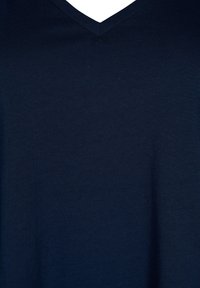 Camiseta de algodón suave de corte clásico en color azul marino con escote en V y una textura lisa.