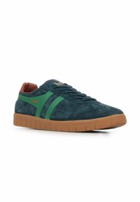 Sneakers in suede con una toma blu navy, strisce laterali verdi, accento sul tallone marrone e una suola in gomma testurizzata color gomma. Presentano lacci e dettagli del logo.