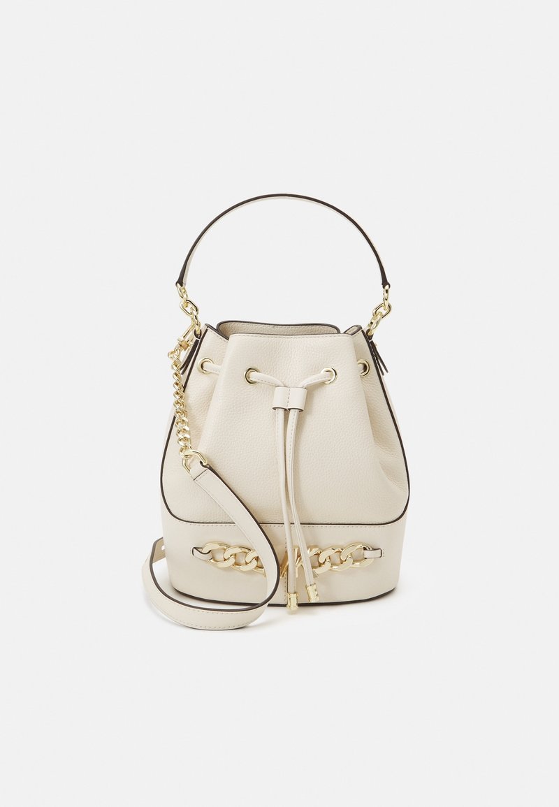 Sac à main seau crème avec détail chaîne dorée, fermeture à cordon, poignée courte et bandoulière amovible sur fond blanc.