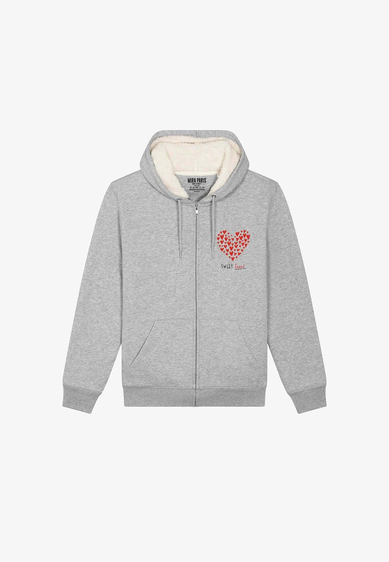 Felpa con zip grigia, foderata in pile, con un motivo a cuori rosse sul lato sinistro del petto e due tasche frontali. La scritta dice "SWLT Heart."