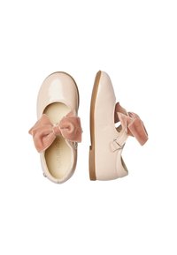 Scarpe in pelle verniciata rosa con punta arrotondata, caratterizzate da un grande fiocco in velluto rosa nella parte anteriore e una suola in gomma color beige a contrasto.