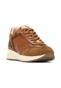 Zapatillas de gamuza y cuero marrón con detalles dorados, puntera redonda y detalle de estampado de leopardo en el talón. Diseño con cordones y superficie texturizada.