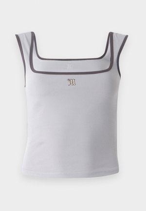 Top din material neted, gri, cu decolteu pătrat, având un tiv întunecat contrastant și un mic logo brodat în centrul frontal.