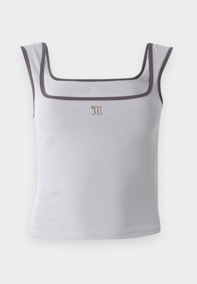 Débardeur gris à encolure carrée, fabriqué en tissu lisse, doté d'une bordure contrastante foncée et d'un petit logo brodé au centre à l'avant.