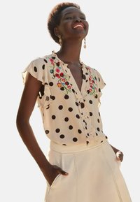 Love & Roses - REGULAR FIT - FLUTTER SLEEVE PRINTED V-NECK - Blúzka - monochrome spot Miniatúrny obrázok 1