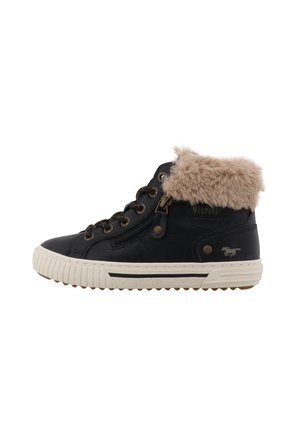 Sort højtop-sneaker med beige falsk pelskrave, sidelås, snørebånd og hvid tekstureret gummisål med Mustang-logo på hælen.