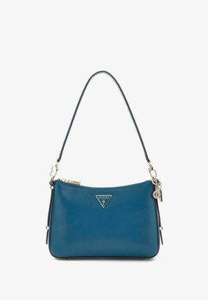 Sac à bandoulière bleu en cuir Guess avec ferrures argentées, logo triangulaire sur le devant, fermeture éclair et bandoulière fine amovible.