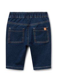 Tmavě modré dětské džínové šortky s elastickým pasem, dvojitými zadními kapsami a kontrastním oranžovým prošíváním na bílém pozadí.