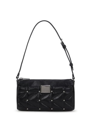 Crna kožna torba za rame s ukrasnim uzorkom, srebrnim hardverom i zatvaračem na rajsferšlus. Ima ravni remen i dekorativne zakovice.