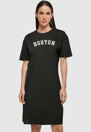 Čierna tričková šaty s krátkymi rukávmi, so bielym potlačou "BOSTON" na hrudi a vo voľnom strihu, vyrobené z mäkkej bavlnenej látky.