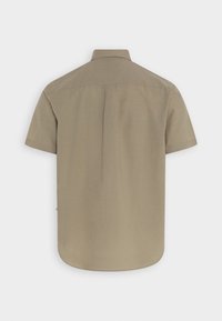 Kortärmad skjorta i ljusbrunt tyg med en jämn textur, detalj i ryggen och rundad nederkant.