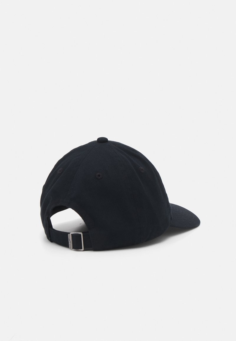 Gorra de béisbol negra con visera curvada, correa trasera ajustable y un pequeño botón de tela en la parte superior. Fabricada de algodón con una textura suave.