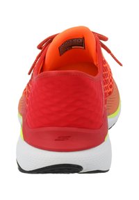 Rote Laufschuhe mit strukturiertem Obermaterial, orangefarbenen Akzenten und einer weißen Zwischensohle. Das Design umfasst gemustertes Mesh und eine elegante Silhouette.