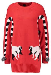 Maglione rosso lavorato a maglia con disegni di scimmie in bianco e nero sul davanti, maniche a righe bianche e nere e dettagli con pompon.