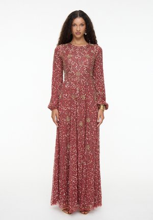 Largo vestido burdeos con mangas largas, adornado con patrones florales en oro y plata y lentejuelas, que presenta una cintura ceñida y una falda fluida.