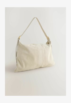 Beige ruskinds skuldertaske med en enkelt rem og hardware i guldtoner. Har en glat overflade og en rektangulær form.