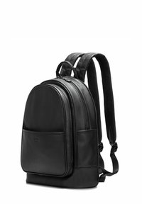 Czarny skórzany plecak z dwiema przestronnymi kieszeniami na zamek, przednią kieszonką oraz wyściełanymi, regulowanymi paskami na ramiona. Gładka faktura.