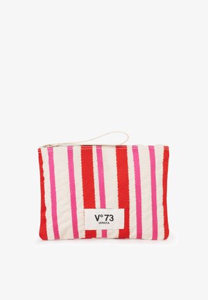 Bolso clutch rectangular de tela con rayas verticales rojas y rosas, cremallera blanca, correa para la muñeca y etiqueta "V°73 VENEZIA" en el centro delantero.