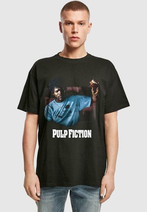 Schwarzes Baumwoll-T-Shirt mit einem grafischen Druck eines Charakters aus "Pulp Fiction" in Blau- und Brauntönen, mit fettem weißen Text darunter.