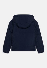Veste rembourrée marine avec capuche, présentant des poignets élastiques, des coutures horizontales et une texture lisse. La vue de dos ne montre aucun système de fermeture visible.