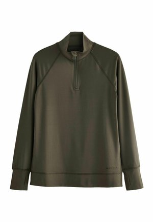 Jersey de manga larga verde oliva oscuro con cremallera hasta el cuarto, cuello alto, orificios para los pulgares en los puños y sutil logo "Active" cerca del dobladillo.