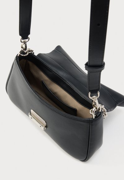 Crna kožna torba na rame s glatkom teksturom, srebrnim metalnim dijelovima i bež unutrašnjošću. Ima podesivu naramenicu i elegantan dizajn.