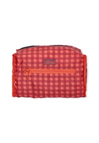 Astuccio cosmetico a quadri rossi realizzato in tessuto resistente. Presenta una cerniera arancione, una tasca esterna e una consistenza morbida. Design compatto e pratico.