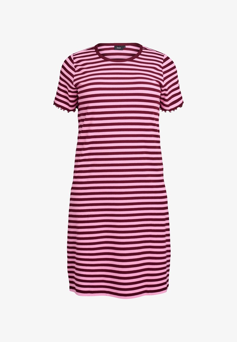 Robe rayée en rose et rouge foncé, avec une texture côtelée. Manches courtes et col rond, avec des bords festonnés au niveau des manches.