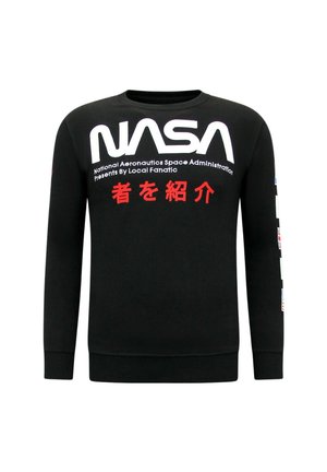 Zwarte crewneck trui met groot wit NASA-logo, kleinere witte tekst eronder, rode Japanse karakters aan de voorkant en vlagpatches op de rechtermouw.