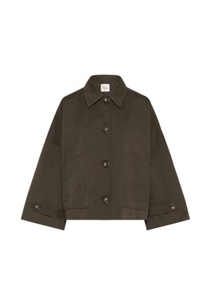 Veste marron surdimensionnée à boutons avec manches larges, deux poches avant et un col classique sur fond blanc.