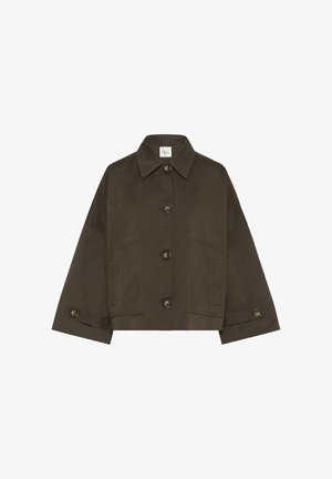 Veste marron surdimensionnée à boutons avec manches larges, deux poches avant et un col classique sur fond blanc.