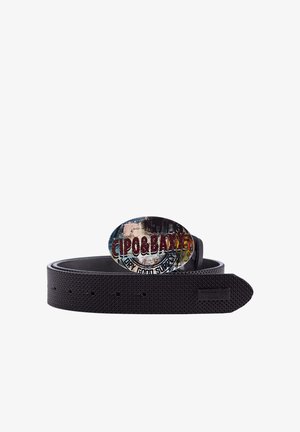 Zwarte leren riem met een geperforeerd ontwerp en een ovale metalen gesp waarop de tekst "CIPO & BAXX" in meerdere kleuren is weergegeven.