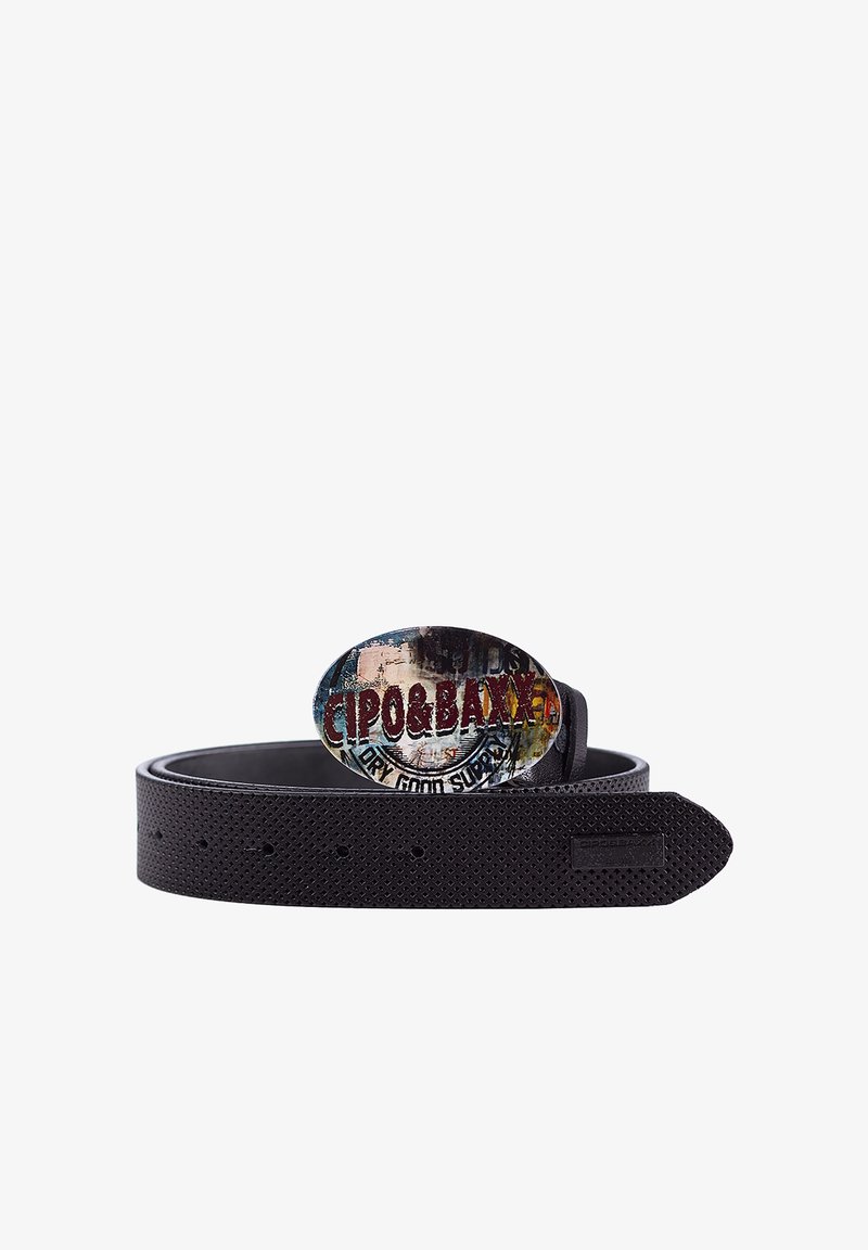 Zwarte leren riem met een geperforeerd ontwerp en een ovale metalen gesp waarop de tekst "CIPO & BAXX" in meerdere kleuren is weergegeven.