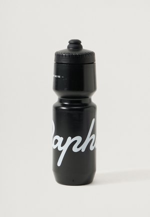 Černá plastová láhev na vodu s zúženým tvarem, matným povrchem, rýhovaným šroubovacím víkem a bílým nápisem "Rapha".