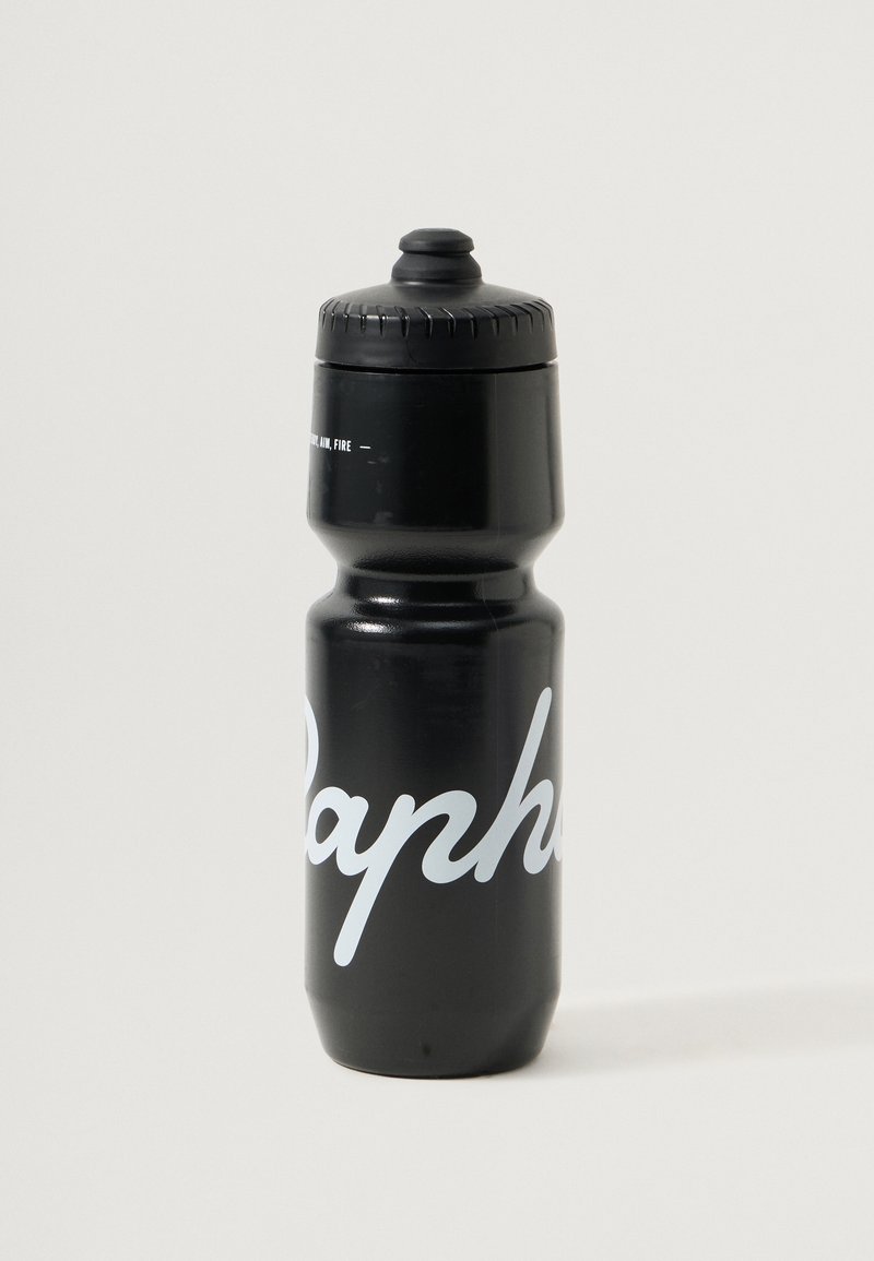 Bouteille d'eau en plastique noir avec une forme conique, finition mate, capuchon à vis strié et graphique en texte blanc "Rapha".
