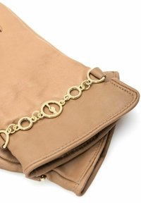 Rękawiczki ze skóry licowej w kolorze jasnobrązowym z ozdobnym złotym łańcuszkiem z okrągłych ogniw oraz przeszyciami wzdłuż krawędzi. Widoczna fakturowana powierzchnia.