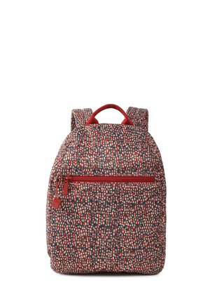 Petit sac à dos avec motif à carreaux rouge, noir et beige, poche avant zippée, poignée supérieure et bretelles rouges.