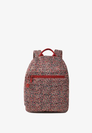 Petit sac à dos avec motif à carreaux rouge, noir et beige, poche avant zippée, poignée supérieure et bretelles rouges.
