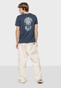 Kaotiko UNISEX EXPECT NOTHING - Camiseta estampada - navy blue