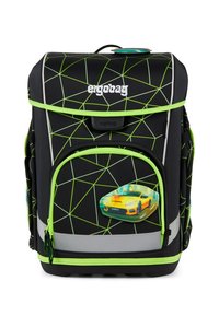 Zaino nero con motivi geometrici verdi, dotato di tasca frontale con cerniera, con grafica di un'auto sportiva gialla e dettagli riflettenti.