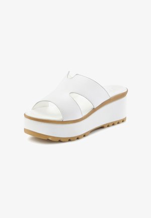 Sandalias de cuña blancas con punta abierta y diseño con recortes, que cuentan con una plantilla acolchada y una suela de goma duradera con textura antideslizante.